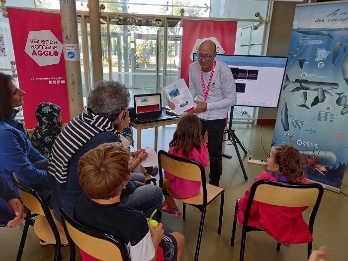 Patrice faisant découvrir le son des mammifères marins au petits comme aux grands