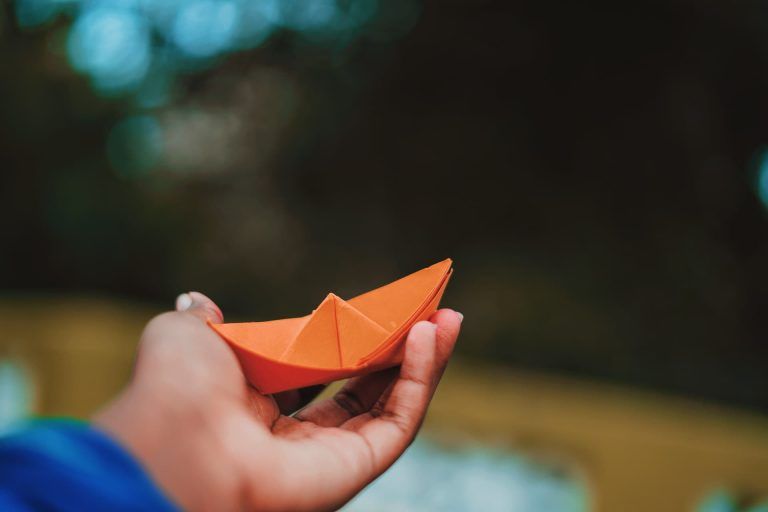 un bateau en papier orange