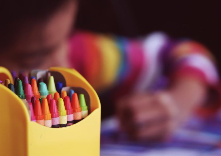 un enfant en train de colorier.
