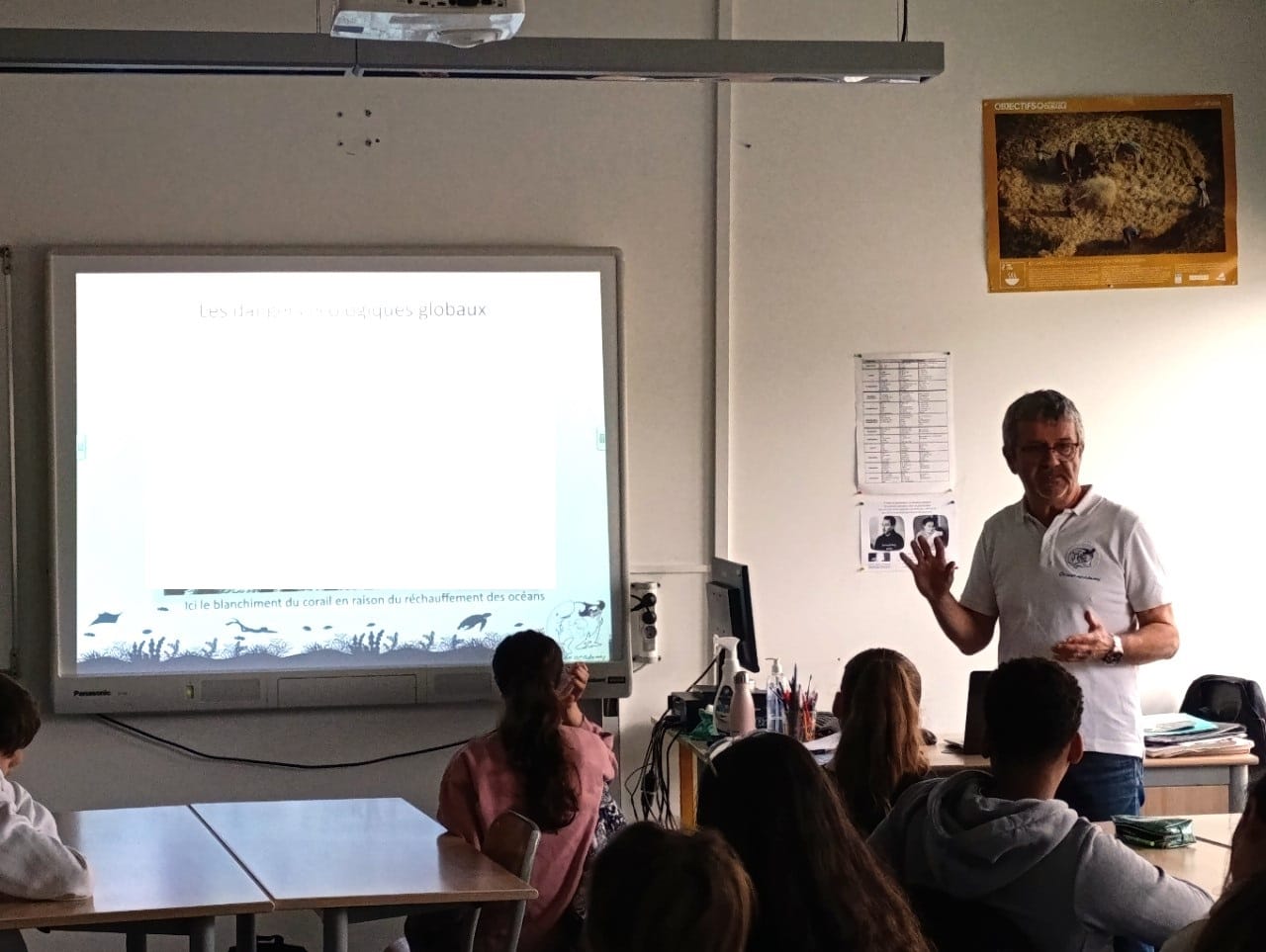 Un veilleur de l'océan en pleine intervention devant une classe de collégiens