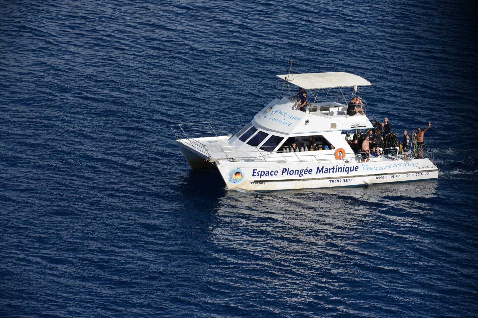 Le bateau d'Espace Plongée Martinique avec du monde à bord
