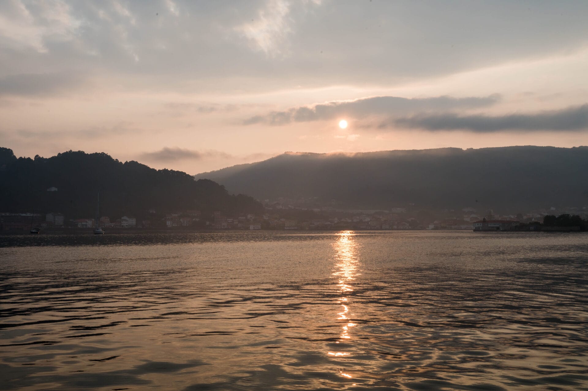 Coucher de soleil au dessus des montagnes depuis la bateau