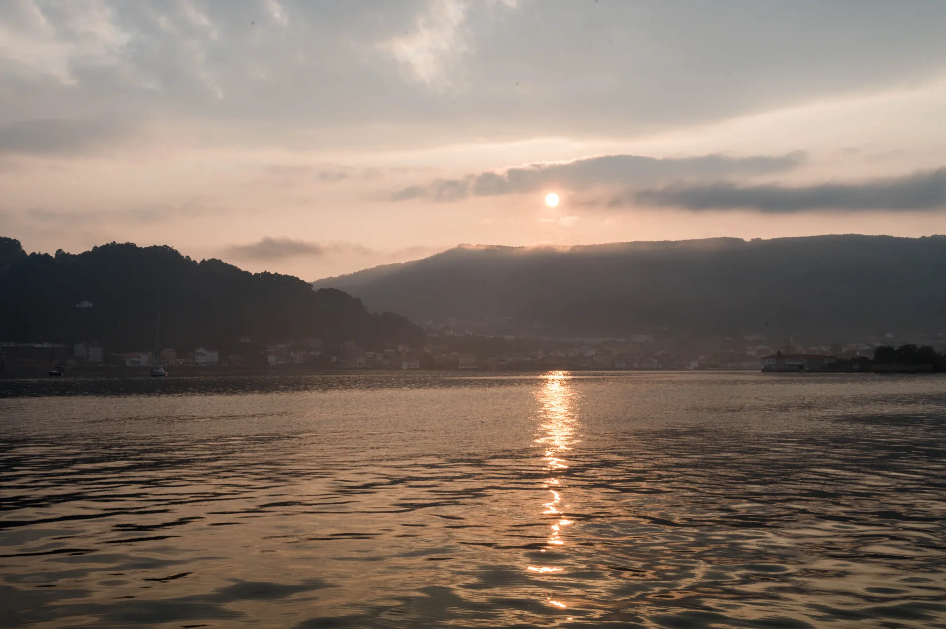 Coucher de soleil au dessus des montagnes depuis la bateau