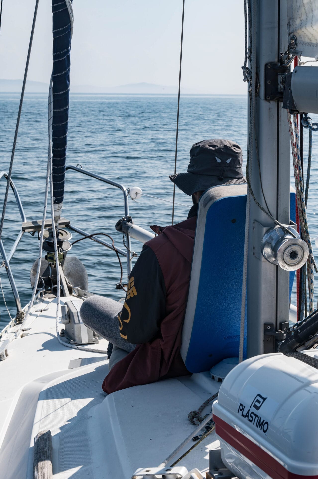 Vue avant du voilier avec Arthur assis au pied du mât