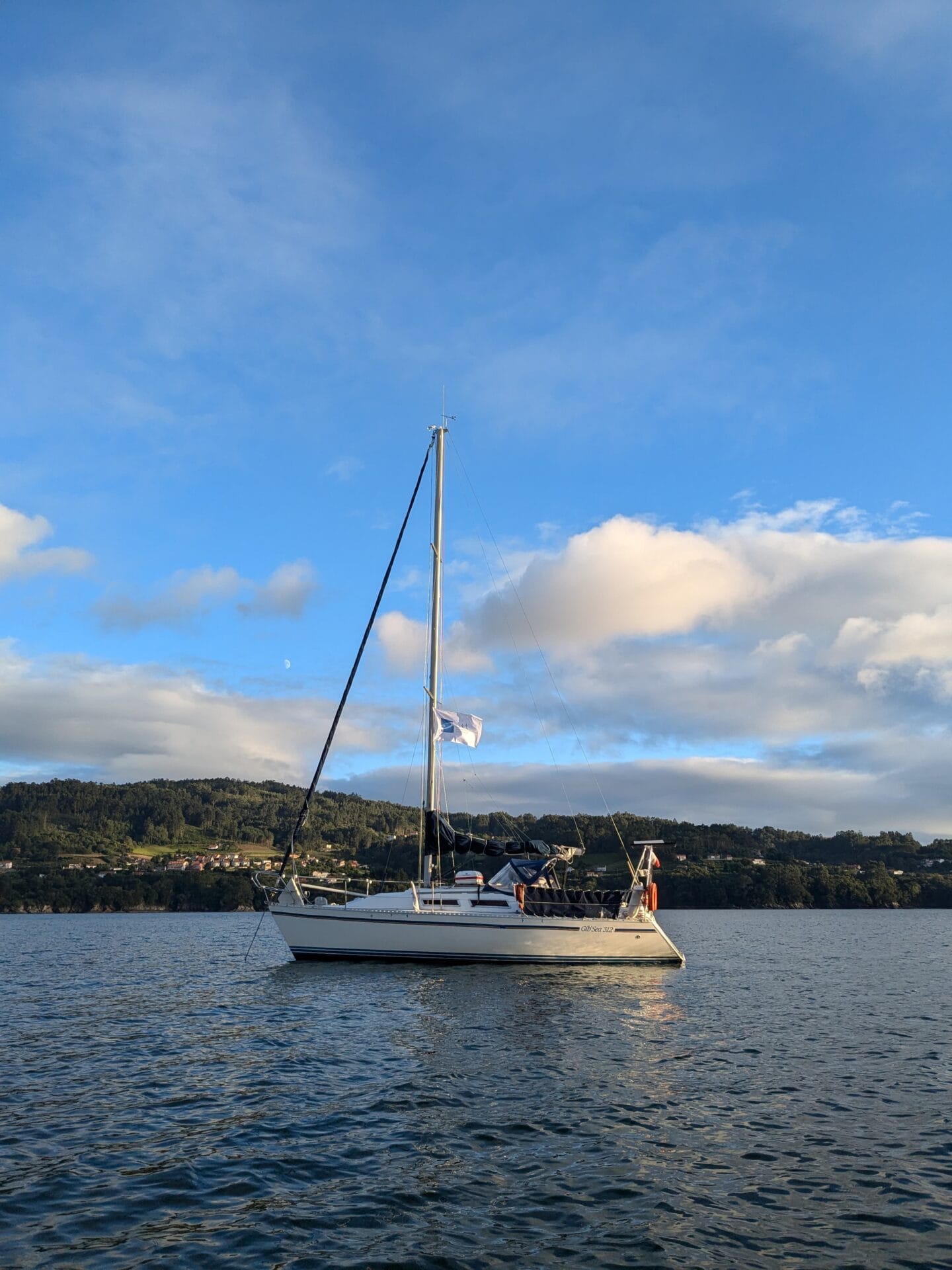 Le voilier Flocon sur une mer calme