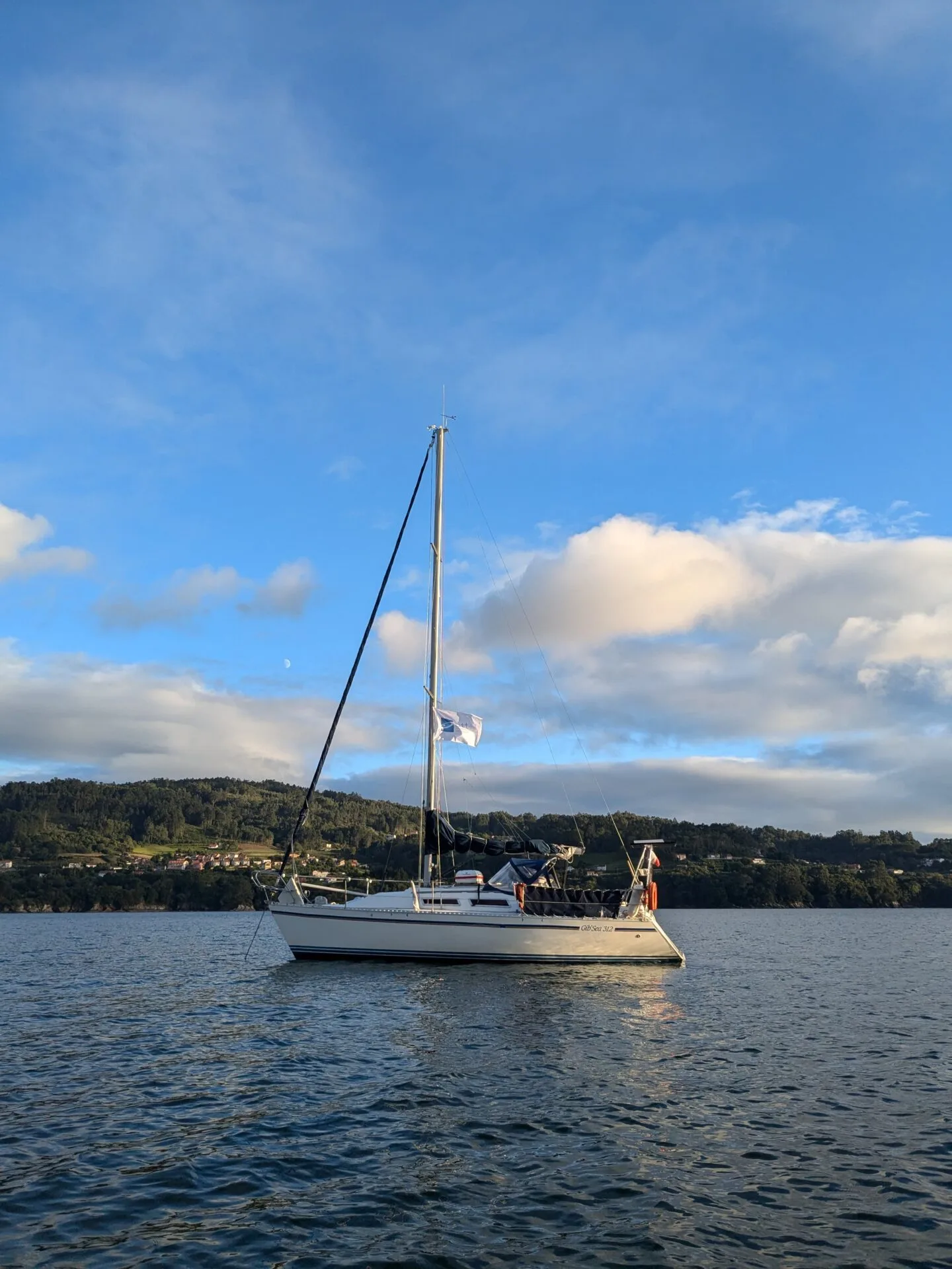 Le voilier Flocon sur une mer calme