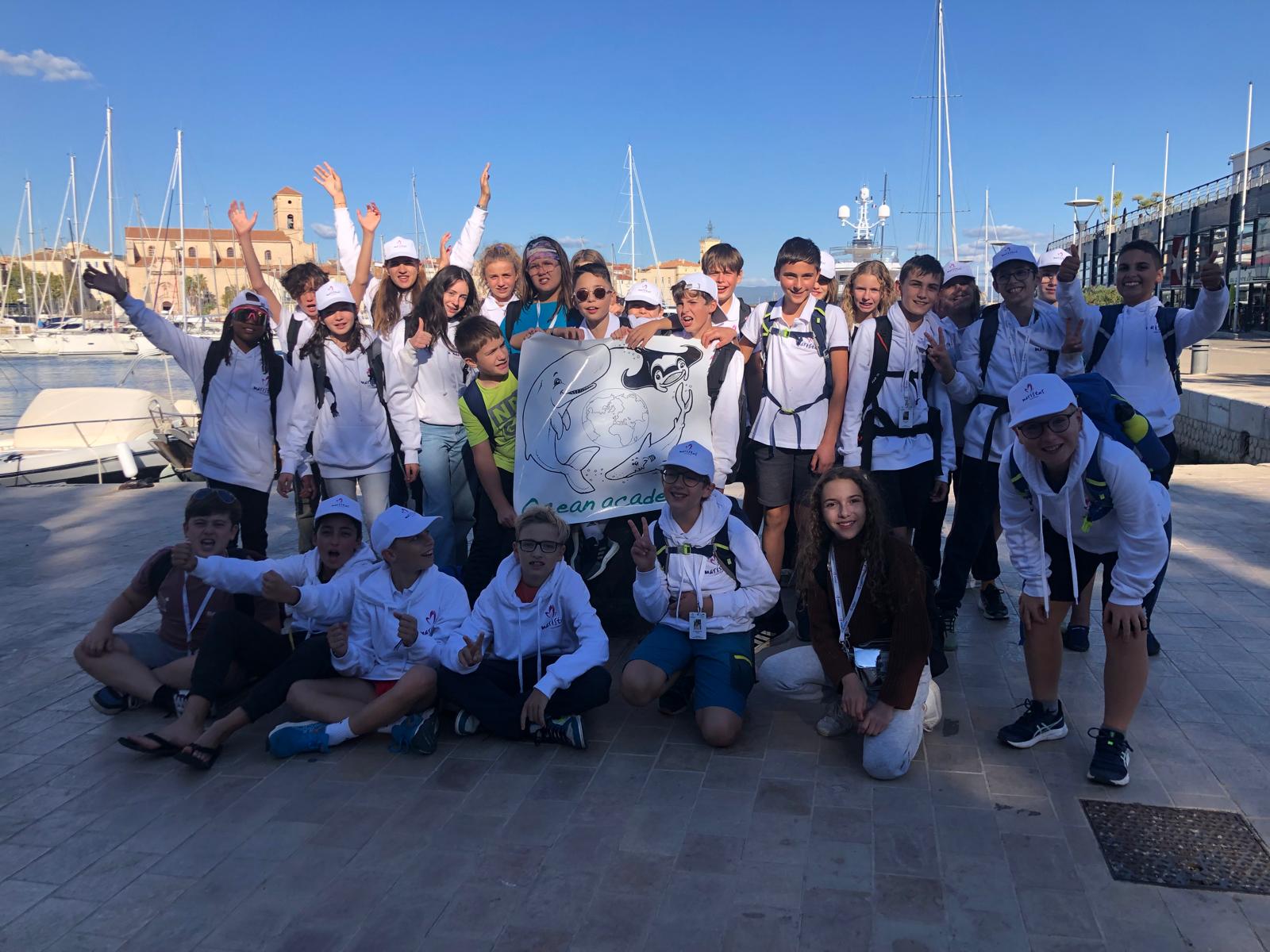 Photo de groupe avec Ocean academy dans un port