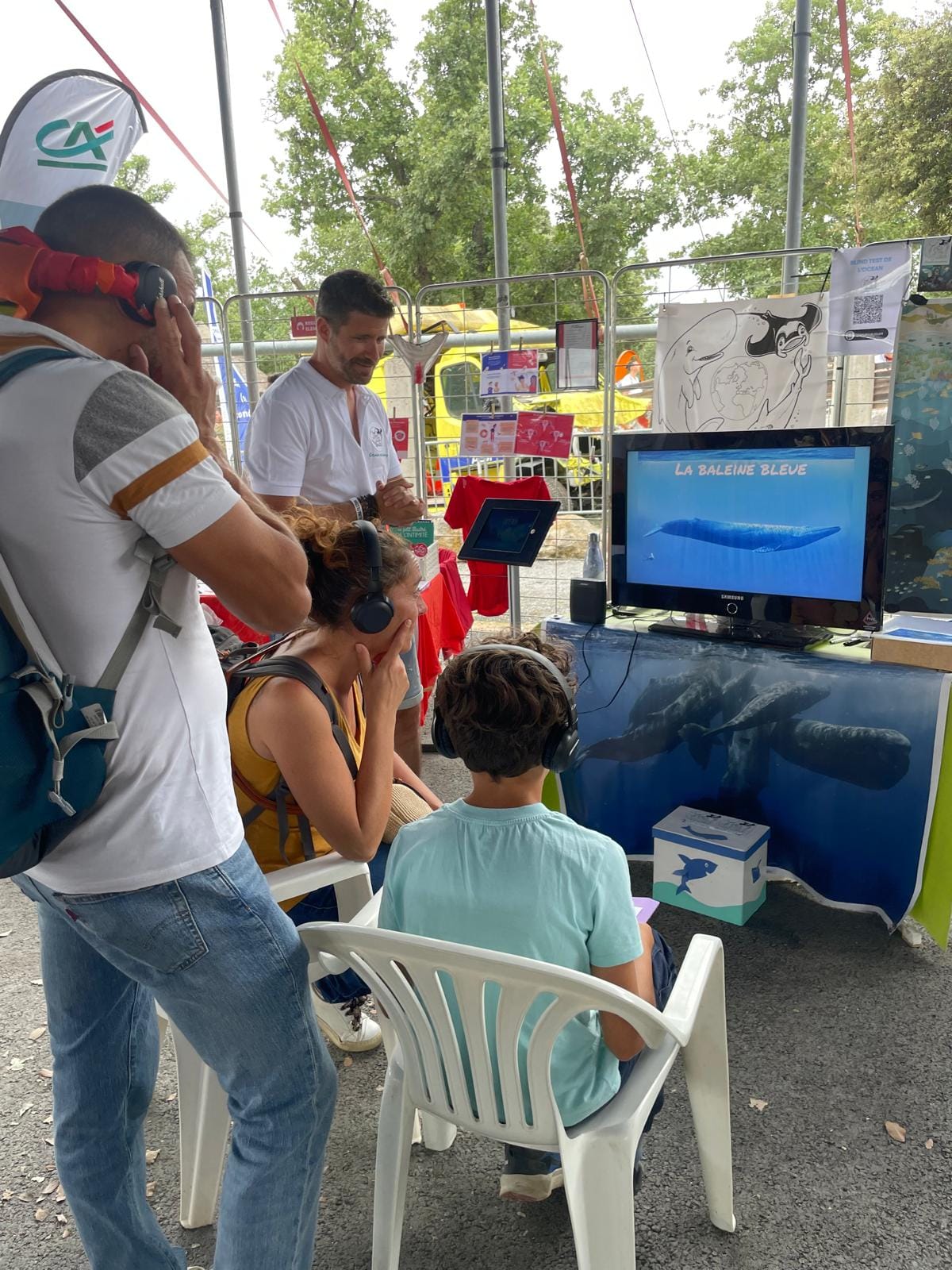 un groupe en train de faire le blind test sur le stand ocean academy