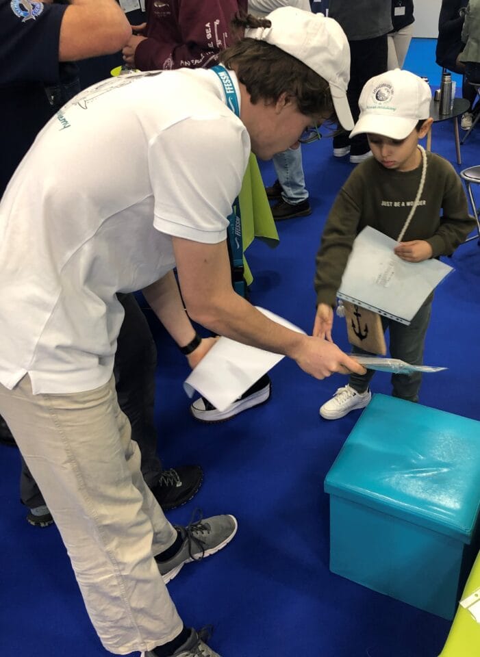Un animateur Ocean academy avec des enfants lors d'une chasse au trésor