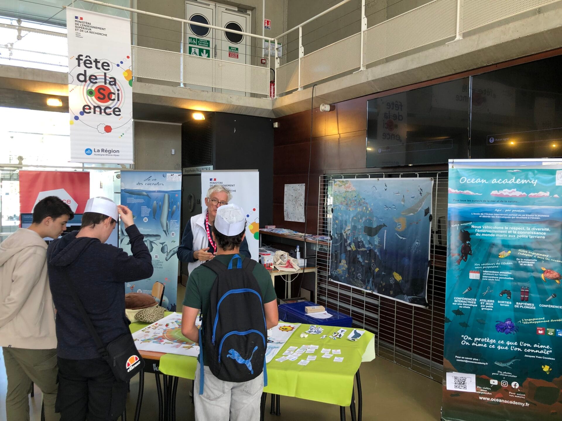 un stand d'activités ocean academy