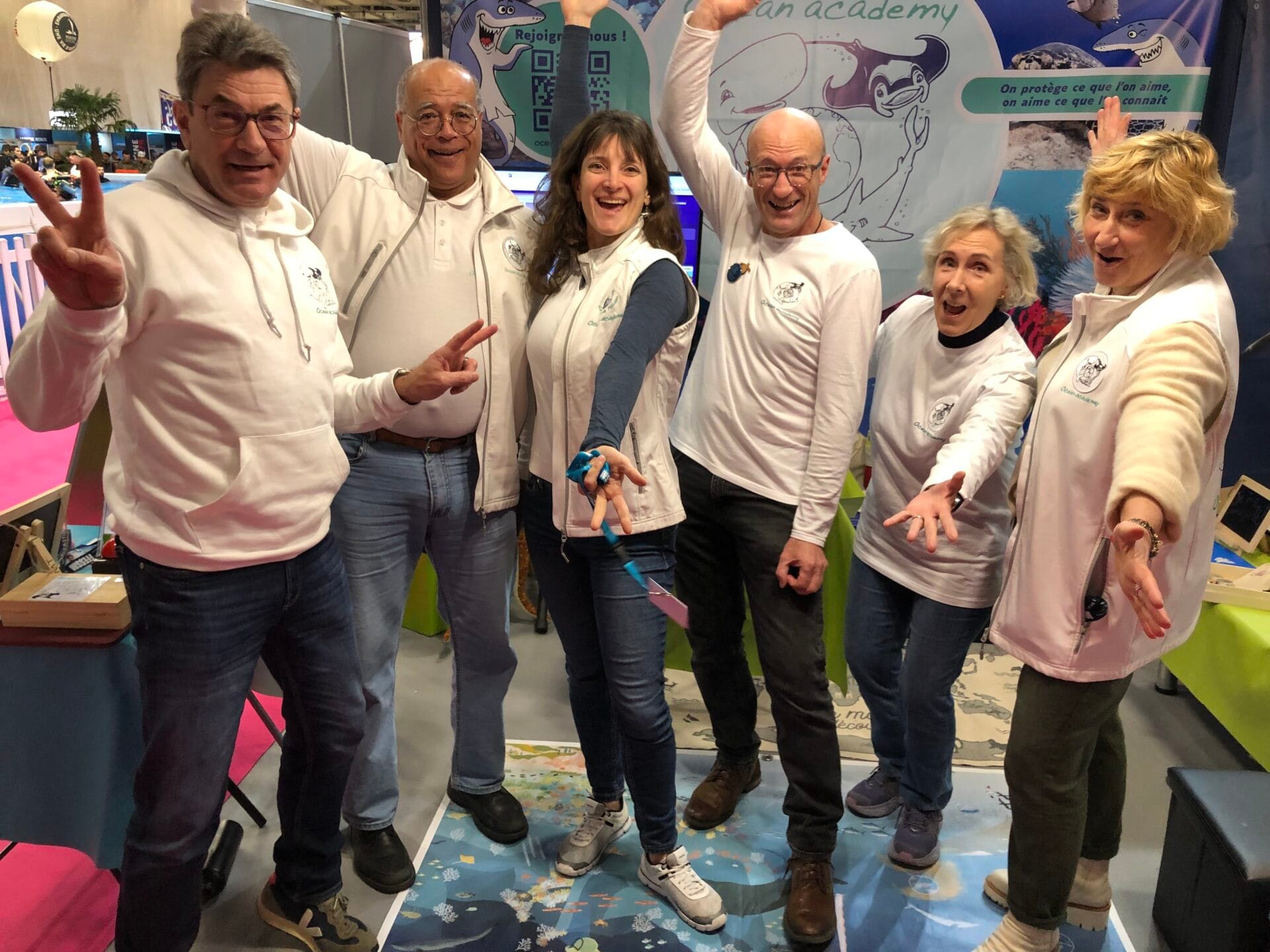 6 membres d'Ocean academy en photo de groupe