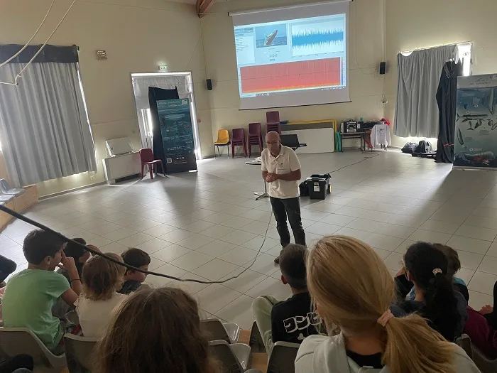 Patrice d'Ocean academy en scène devant un public aux fêtes de la science Arèche 2025
