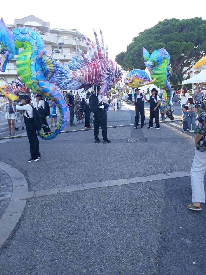une rue avec des poissons géants gonflables