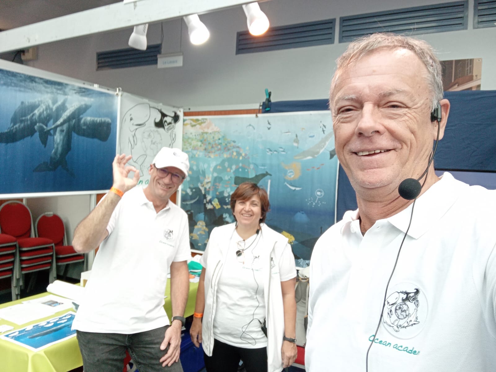 3 bénévoles en tenues ocean academy