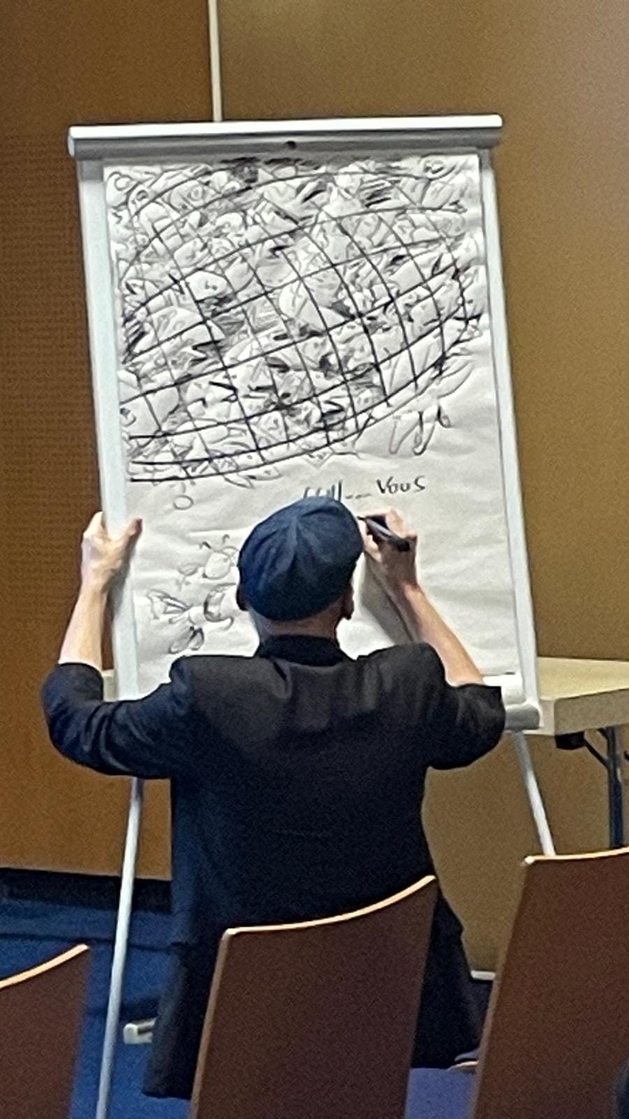 Le dessinateur en plein travail sur une toile